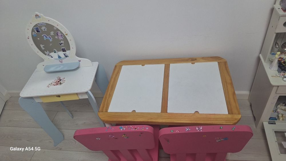 Vând masuta ikea, 2 scaune si masa machiaj