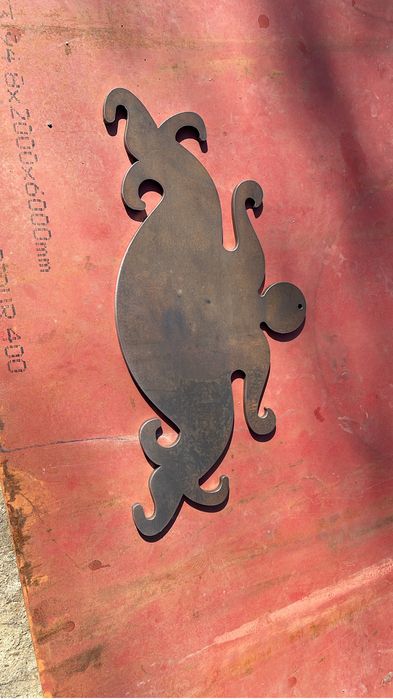 executam toace metalice (tochite), in orice configuratie, dimensiune, grosime, din metale speciale, care asigura o rezonanta si calitate a sunetului