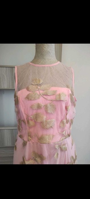 Различни модели нови рокли на символични цени