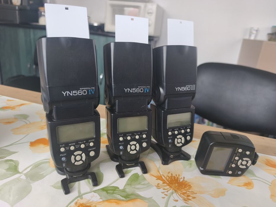 Vând 3 blitzuri plus transmițător yongnuo