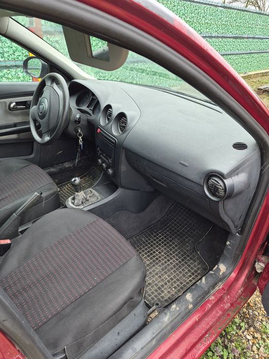 Dezmembrez seat ibiza ..1.2 benzina