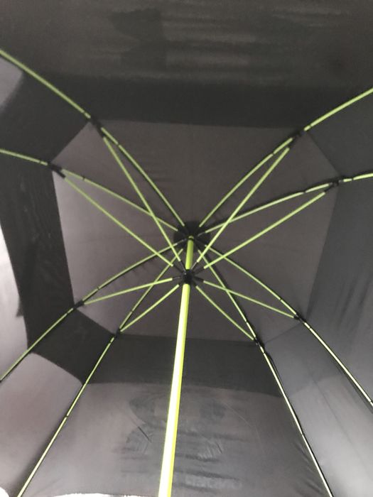 Огромный черный зонт Under Armour!