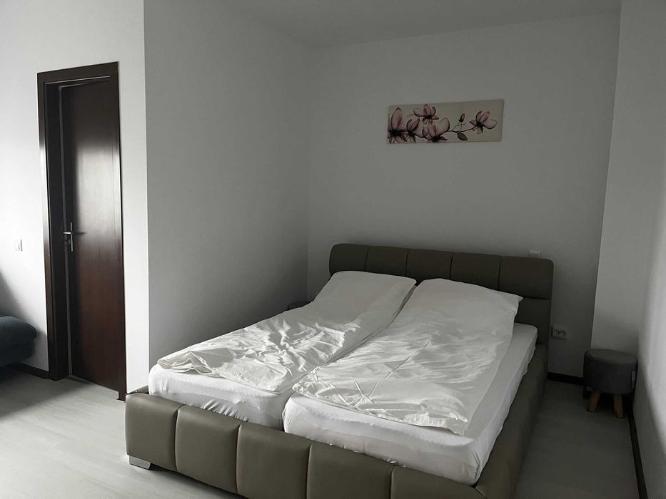 Casă spectaculoasă cu teren de sport și curte mare în Tărlungeni