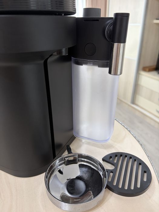 Espressor Vertuo Lattissima Negru