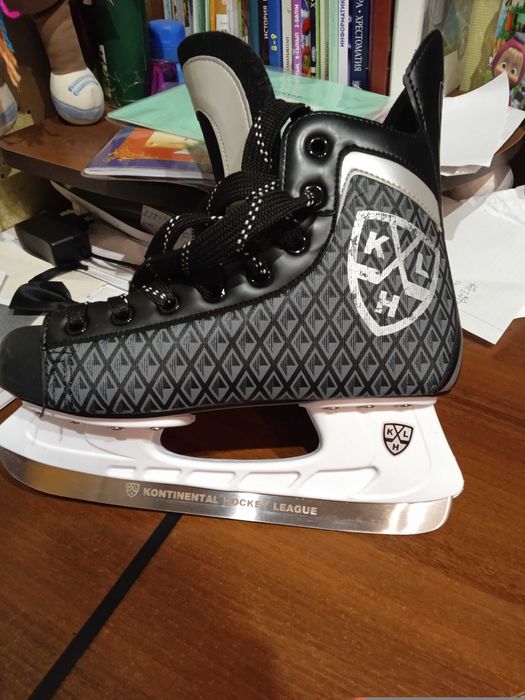 Коньки хоккейные.