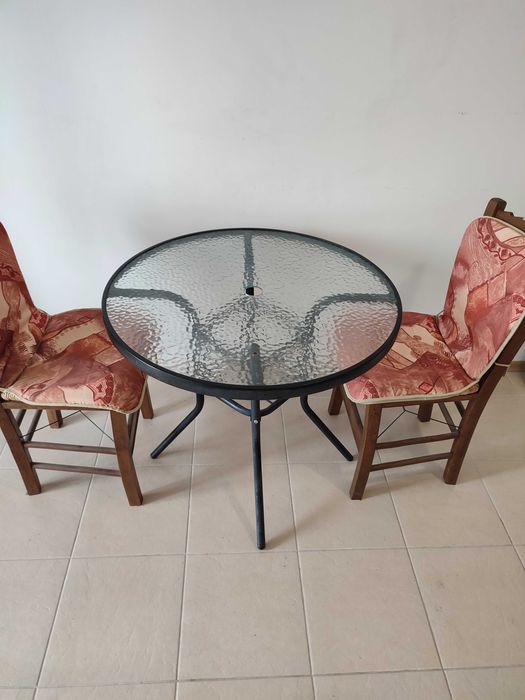 маса плюс два стола подарък