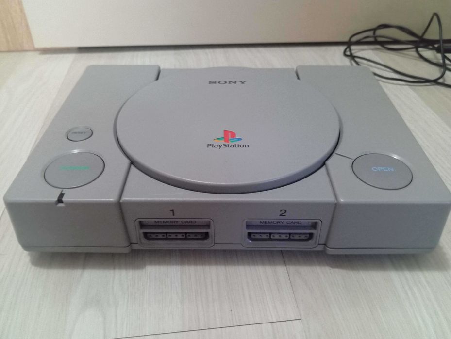 Consola Playstation 1, 2 controlere ca nou