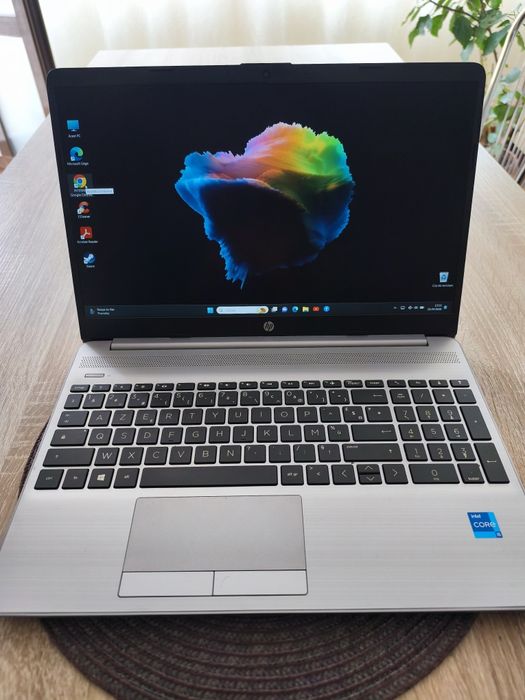 Vând laptop HP 250 G8 Notebook PC, ideal pentru muncă, școală, jocuri.