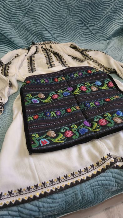 Costum popular autentic din zona olteniei,pentru o fetita de pana in 10 ani ,facut manual cu o vechime de 80 de ani