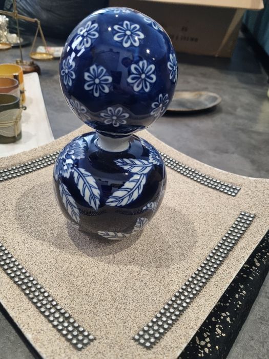 Vază penteu flori mică English Home și o bilă decorativă de porțelan.