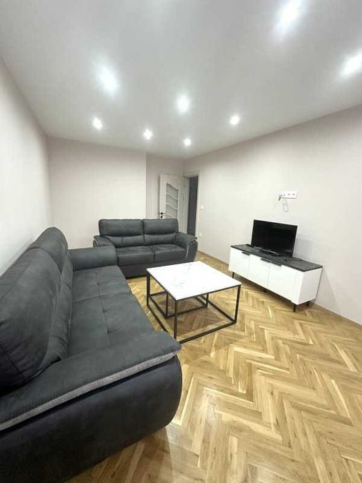 Дава се под наем Двустаен апартамент в Бургас, Лазур - 70 кв.м за 700 € - Снимка #1