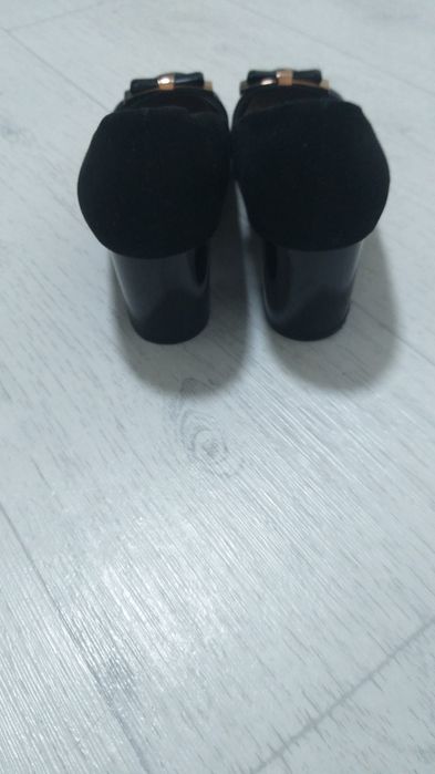 Продам 2 пары туфель