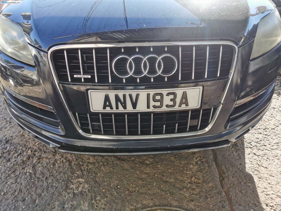 Bara Spoiler Fata Completa cu Grila Emblema cu Spalatoare si Locas Senzori Parcare cu Defecte Audi Q7 4L FL Facelift 2010 - 2015 Culoare LZ5Q [K7101]