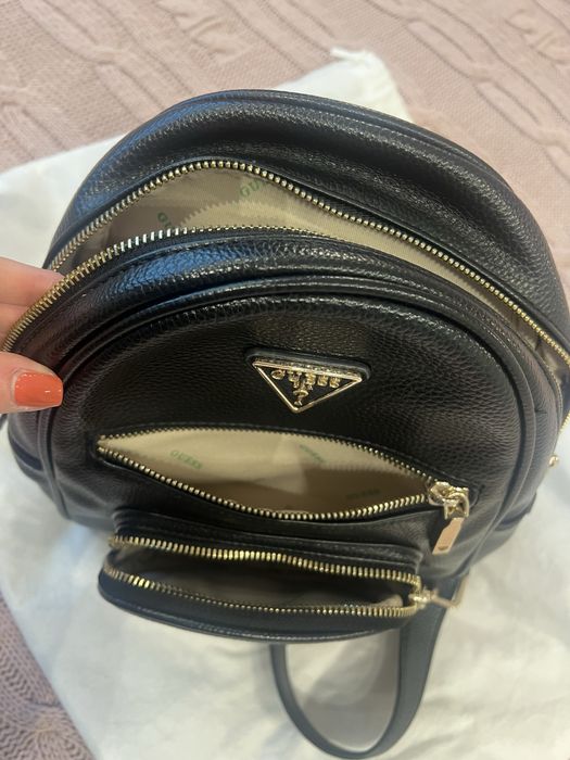 Guess Leather Backpack – Практичен градски шик в черно