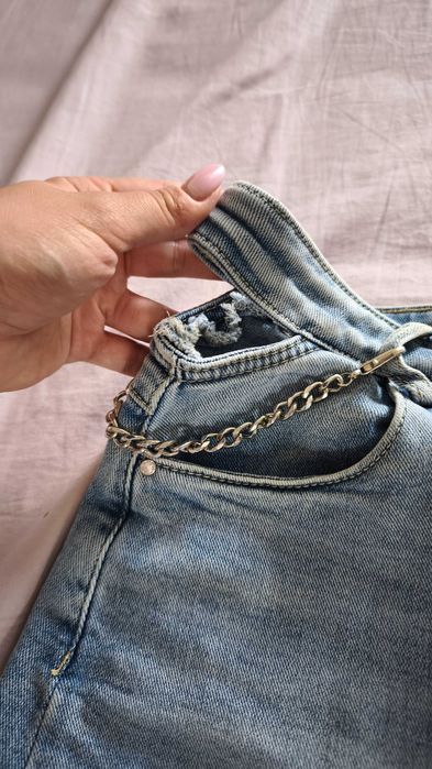 Къси панталони с изрязан ефект на талията и синджир Л