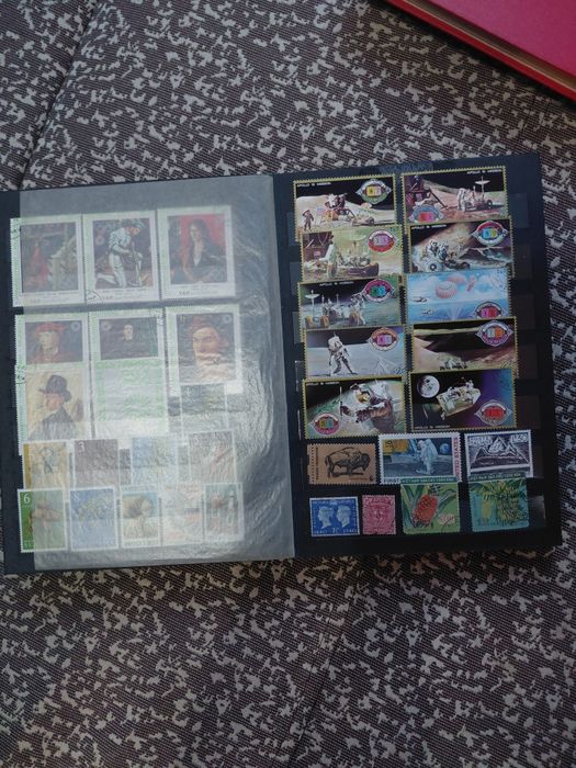 Vând 8 clasoare de timbre