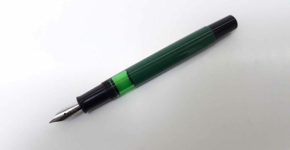 Stilou Pelikan M150, verde si negru