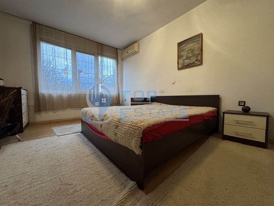 Тристаен тухлен апартамент в центъра на град Велико Търново