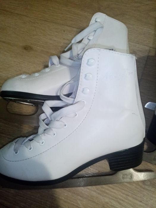 Продам коньки для фигурного катания
