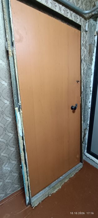 Продам дверь входную б/у СРОЧНО