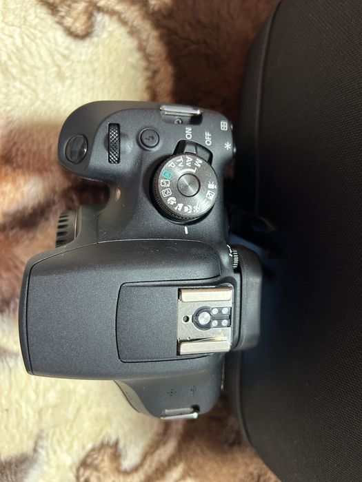 Canon EOS 2000D + obiectiv 18-55mm, stare ca nou.