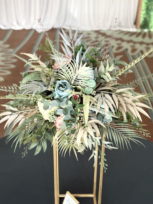 Decoratiuni sala evenimente, panou foto intrare, aranjamente florale