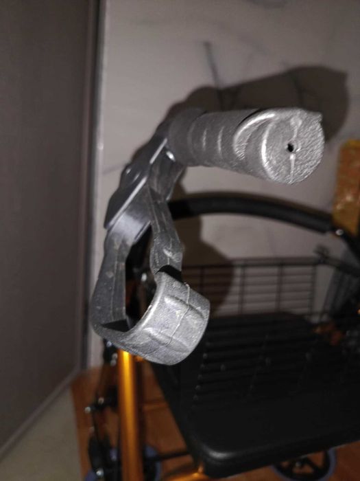 Vând cadru de mers pentru persoane vârstnice