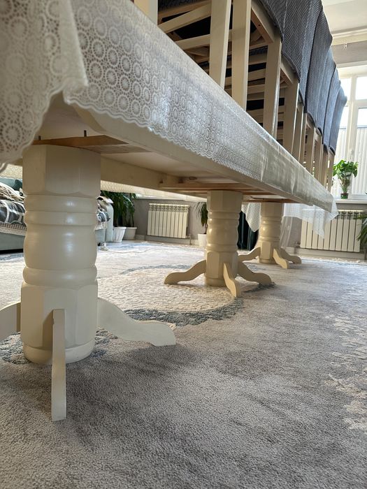 Большой стол со стульями