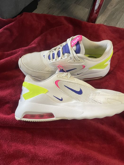 Дамски маратонки обувани броени пъти