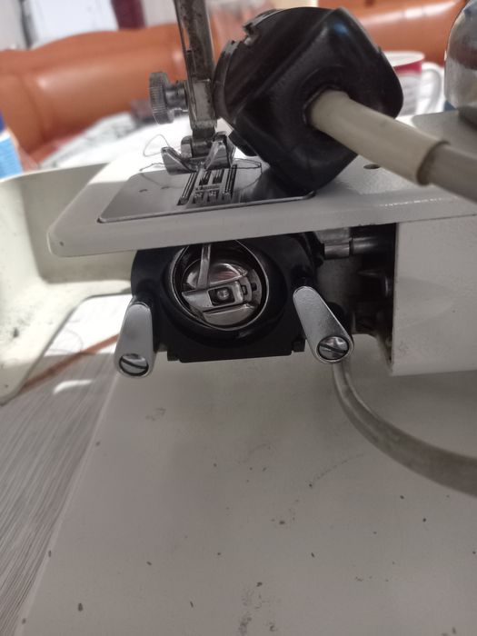 Mașină de cusut din metal