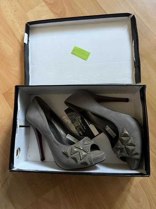 НОВИ Обувки на висок ток