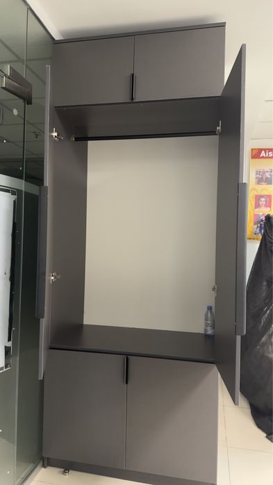 Мебель гардероб для одежды и зеркало, стуля, шкафы, диспенсер, доска