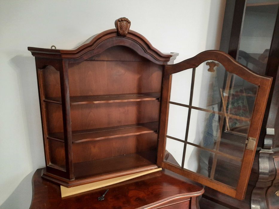 Vand mobila de sufragerie, sculpata, din lemn de cires.