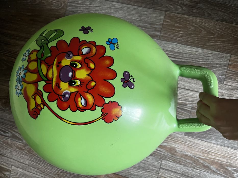 Продам детскую машинку и мяч