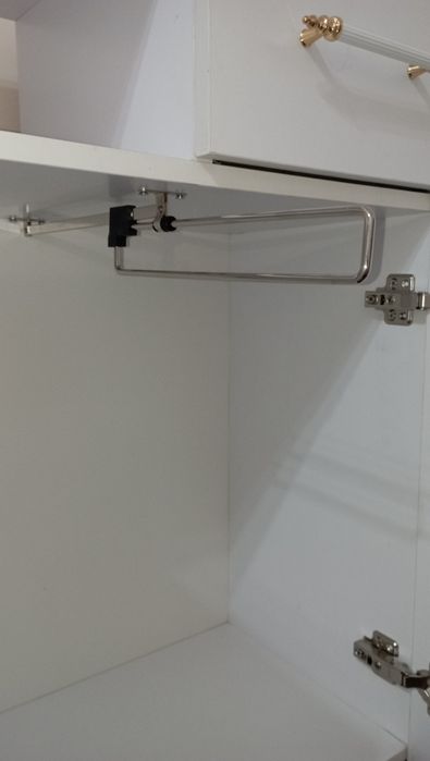 Kiyimlar uchun mebel. Ustki qismi esa dazmol uchun