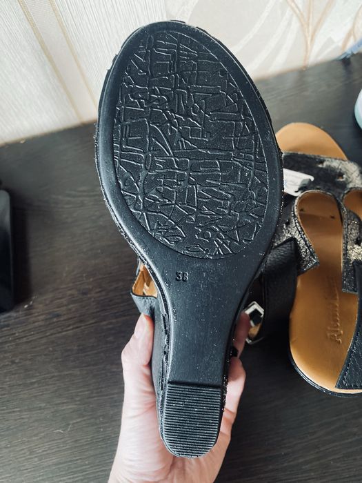 Продам босоножки на платформе