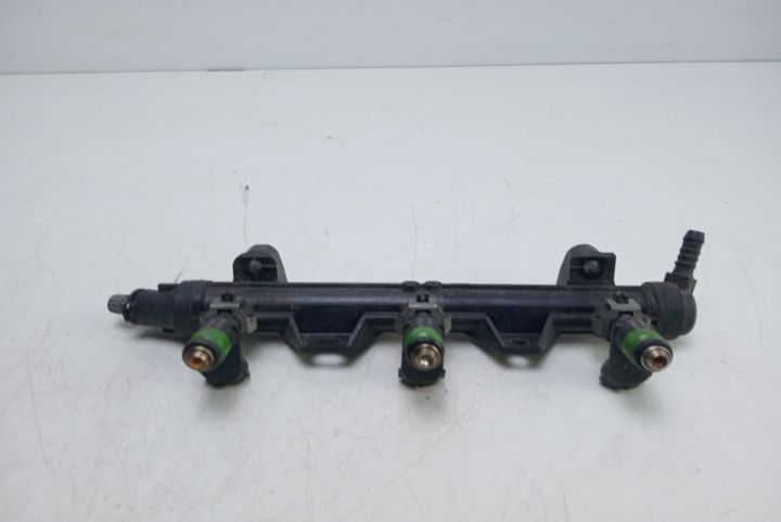 Rampa injectoare   cu injectoare 03E133320A Volkswagen VW Polo a 4-a