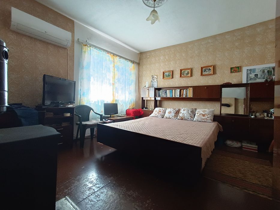 Частно лице продава имот в с. Лепица.