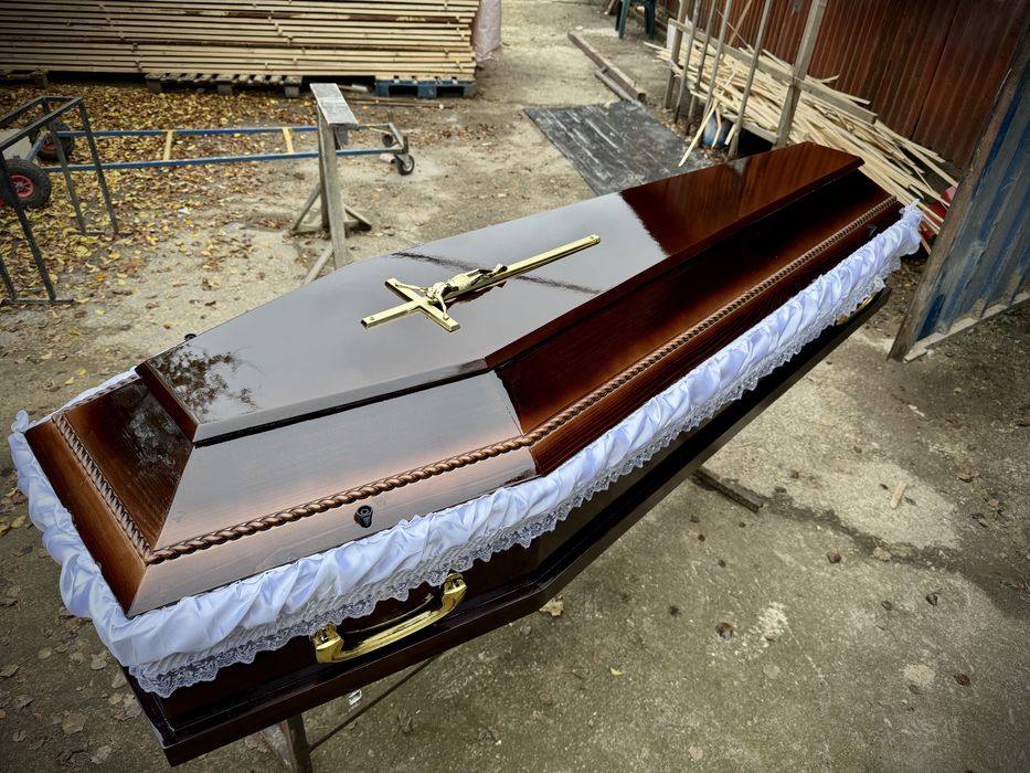 Producător și distribuitor Sicrie 6 sau 4 Colțuri