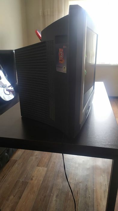 Телевизор LG в отличном состояний