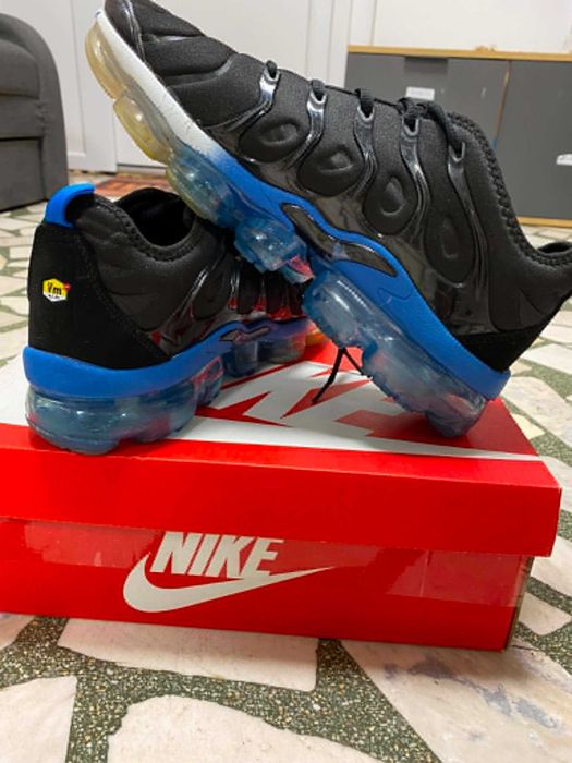 Продавам Nike Air Vapormax Plus TN в черно-син цвят.