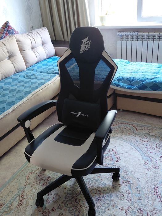 Игровое кресло 1STPLAYER Gaming (Черно-белое)