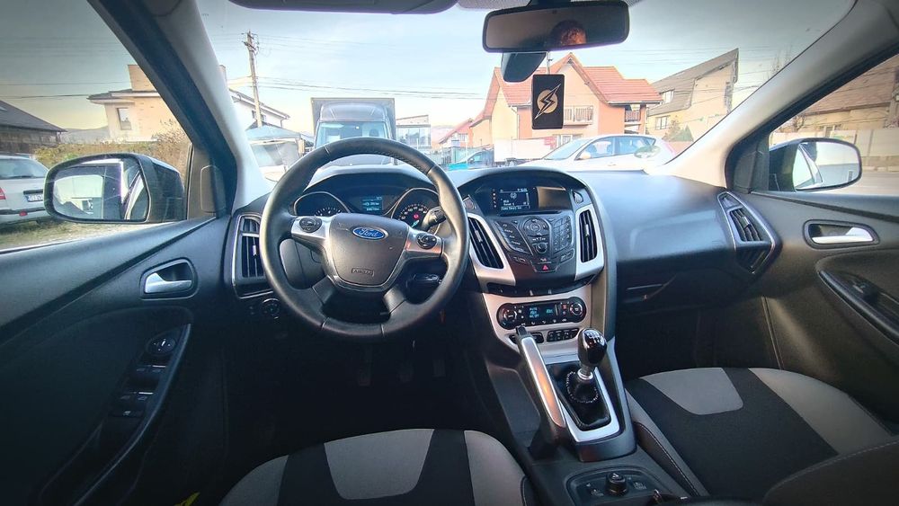 Vand ford focus negru