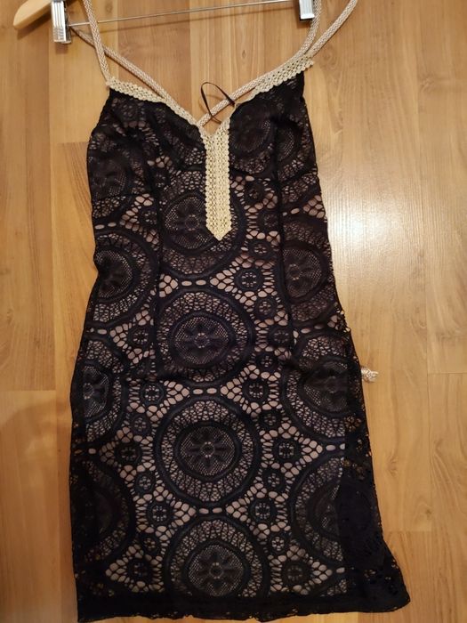 Дантелена рокля с връзки