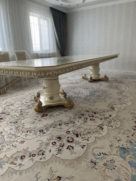 Сервант, стол и стулья -мебель для гостиной