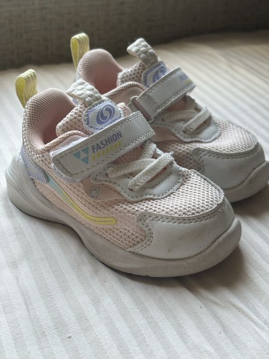 Продам детские кроссовки 18 размер