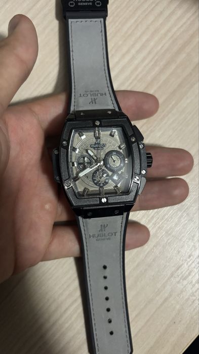 Часы Hublot.