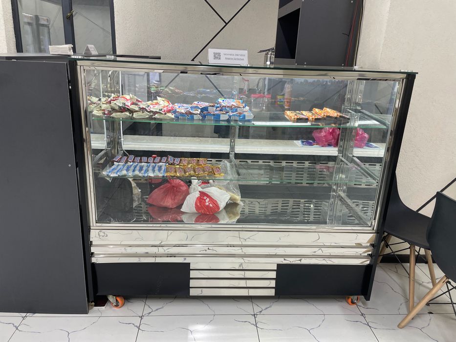 to'rt va shirinlikllar uchun xoladelnik (muzlatgich)