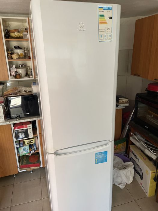 Vand frigider cu congelator indesit