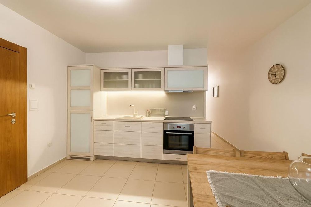 Дава се под наем Двустаен апартамент в Варна, Център - 95 кв.м за 797.64 € - Снимка #2